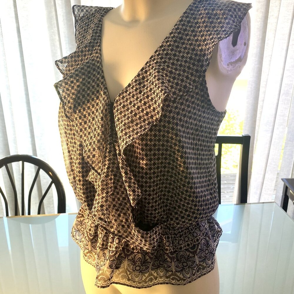 NEW NWT Evereve Sleeveless Printed Wrap Tank Top Dark Blue and White Size Small